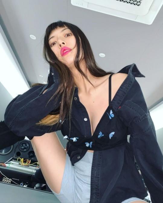 Style sao Hàn tuần qua: Song Hye Kyo đụng hàng Rosé lẫn Lisa BLACKPINK-7