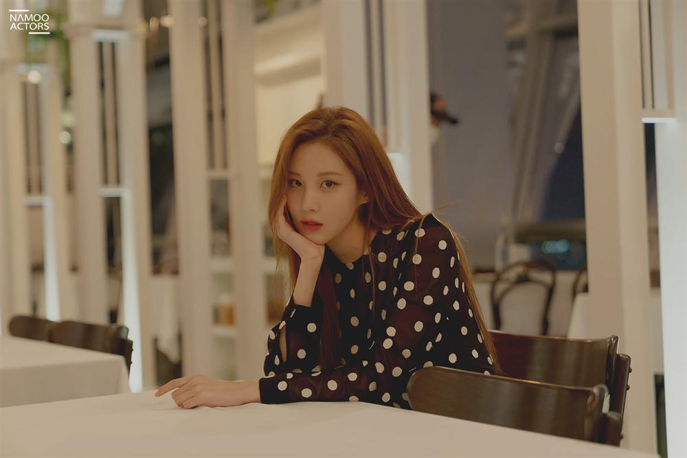 Style sao Hàn tuần qua: Song Hye Kyo đụng hàng Rosé lẫn Lisa BLACKPINK-10