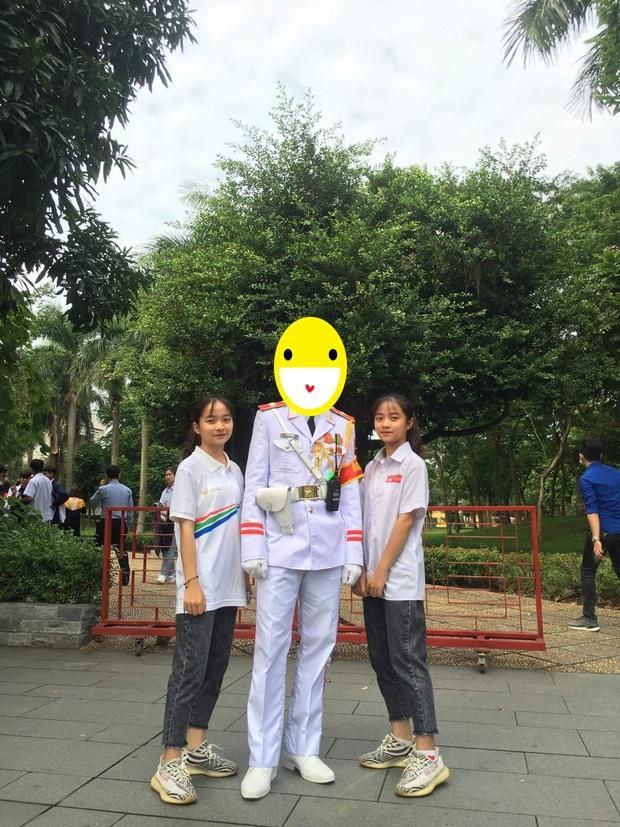 Cặp chị em song sinh chiếm spotlight Olympia vì đã xinh lại còn học đỉnh-2