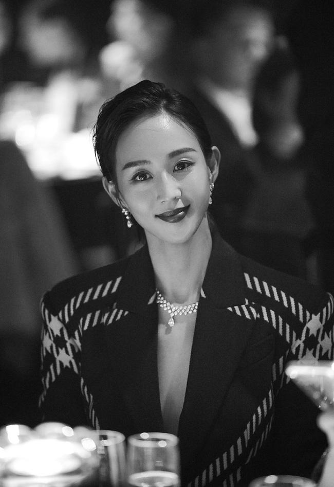 Vừa bị lên án ánh sáng dìm hàng nghệ sĩ, BTC GQ nhá hàng khoảnh khắc đẹp dàn mỹ nhân Hoa ngữ đẹp ná thở-6