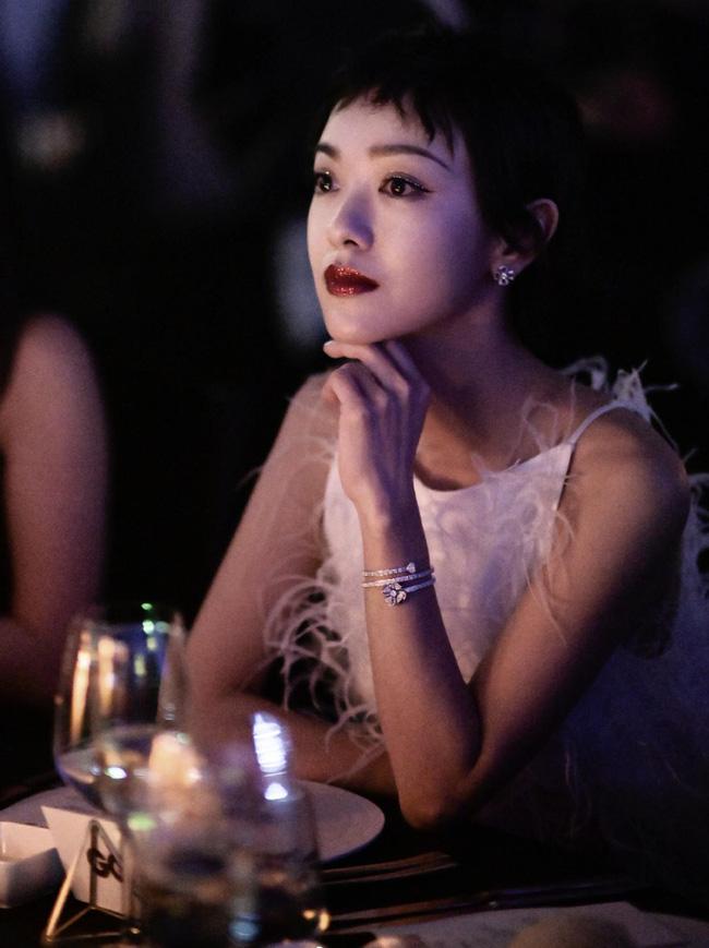 Vừa bị lên án ánh sáng dìm hàng nghệ sĩ, BTC GQ nhá hàng khoảnh khắc đẹp dàn mỹ nhân Hoa ngữ đẹp ná thở-8