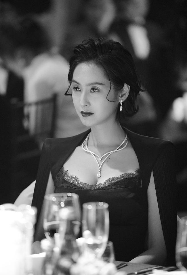 Vừa bị lên án ánh sáng dìm hàng nghệ sĩ, BTC GQ nhá hàng khoảnh khắc đẹp dàn mỹ nhân Hoa ngữ đẹp ná thở-9