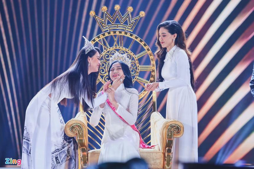 Khoảnh khắc Đỗ Thị Hà đăng quang, Tiểu Vy đã ghé sát tai nói câu gì?-1