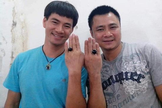 Sau sự cố 'phòng uyên ương', Xuân Bắc - Tự Long bất ngờ đeo nhẫn đôi ngón áp út