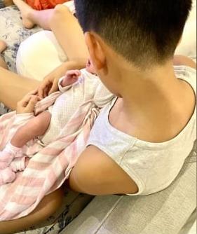 Loạt ảnh Subeo chăm bẵm 3 em ruột sơ sinh gây thích thú-1