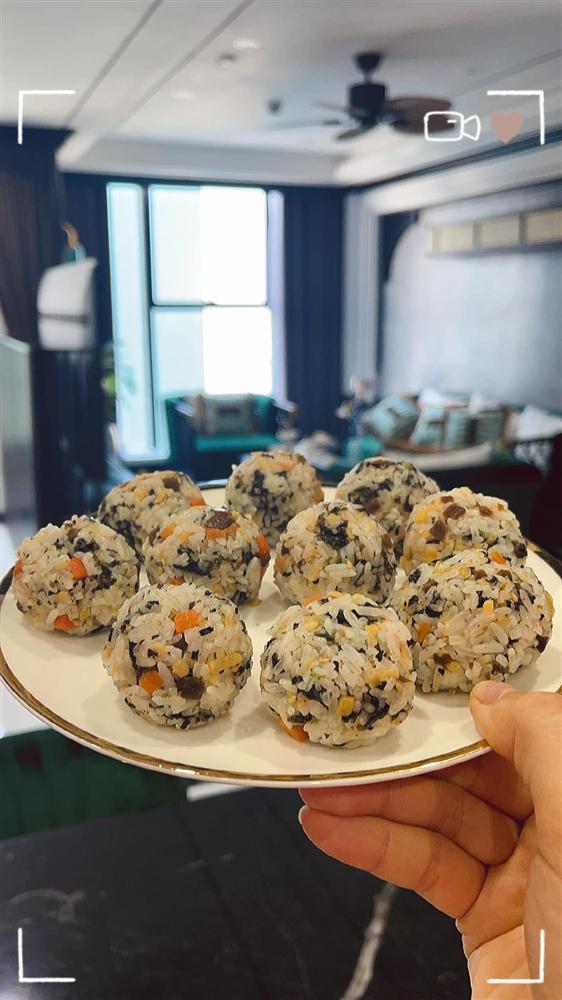 Quỳnh Búp Bê khoe cơm nắm Hàn Quốc tự làm-2