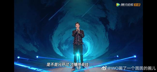 Tiêu Chiến hát trong show của Triệu Vy, chỉ đứng 1 chỗ cũng lên No.1 Hot Search vì quá đẹp trai-1