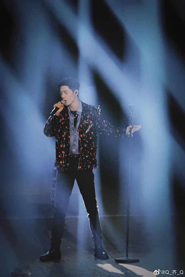 Tiêu Chiến hát trong show của Triệu Vy, chỉ đứng 1 chỗ cũng lên No.1 Hot Search vì quá đẹp trai-3