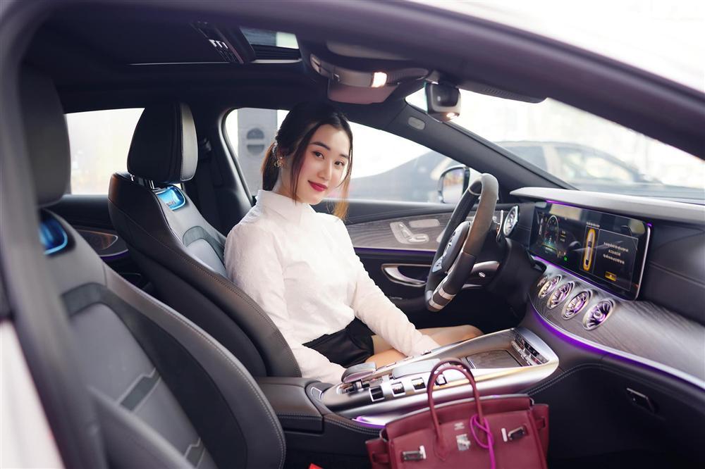 Danh tính gái xinh chơi lớn, tự tay tậu xế hộp 6,3 tỷ đang gây xôn xao MXH-3