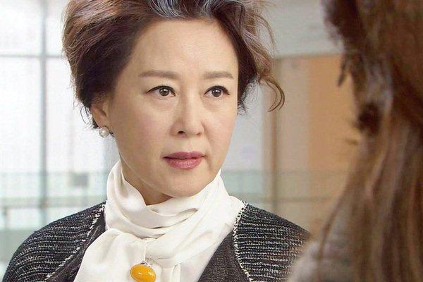 Buổi đầu ra mắt gia đình bạn trai, mẹ anh hỏi lạ lẫm Đố cháu biết ví tiền con bác màu gì?-3