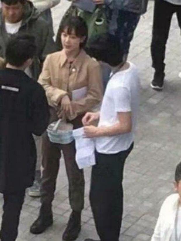 Dương Tử liên tục tíu tít với Tỉnh Bách Nhiên ở hậu trường Nữ Tâm Lý Sư, đôi đồng chí lâu năm nhìn mà ghen tị á!-2