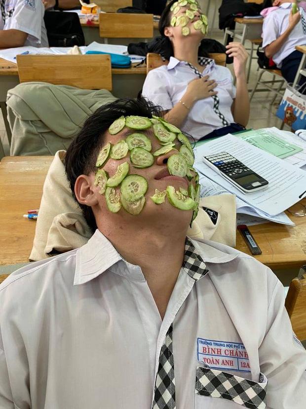 Học hành căng thẳng, cả lớp rủ nhau làm một việc mà ai nhìn vào cũng cười bò-2