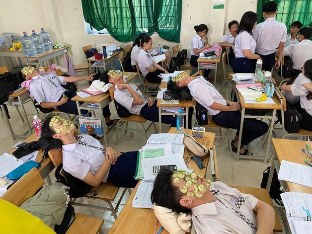 Học hành căng thẳng, cả lớp rủ nhau làm một việc mà ai nhìn vào cũng cười bò-1
