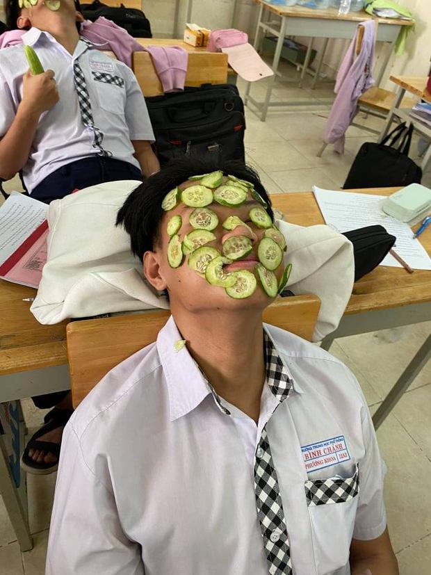 Học hành căng thẳng, cả lớp rủ nhau làm một việc mà ai nhìn vào cũng cười bò-3
