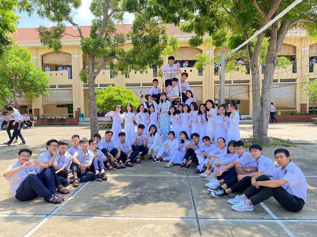 Học hành căng thẳng, cả lớp rủ nhau làm một việc mà ai nhìn vào cũng cười bò-5