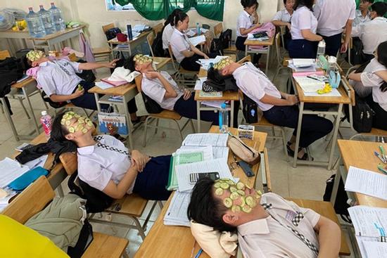 Học hành căng thẳng, cả lớp rủ nhau làm một việc mà ai nhìn vào cũng cười bò