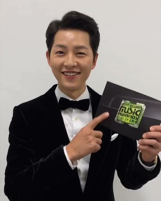 Hình ảnh cận mặt làm lộ dấu hiệu lão hóa của Song Joong Ki-2