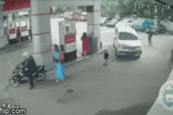 Clip: Loạn đả ở AEON Tân Phú, cảnh sát hình sự phải nổ súng-7