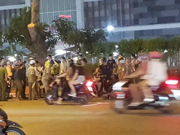 Clip: Loạn đả ở AEON Tân Phú, cảnh sát hình sự phải nổ súng-4