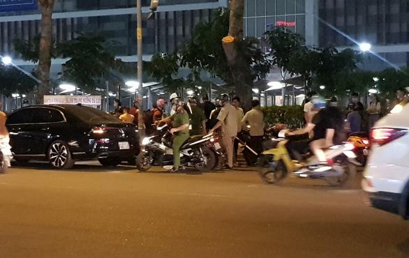 Clip: Loạn đả ở AEON Tân Phú, cảnh sát hình sự phải nổ súng-5