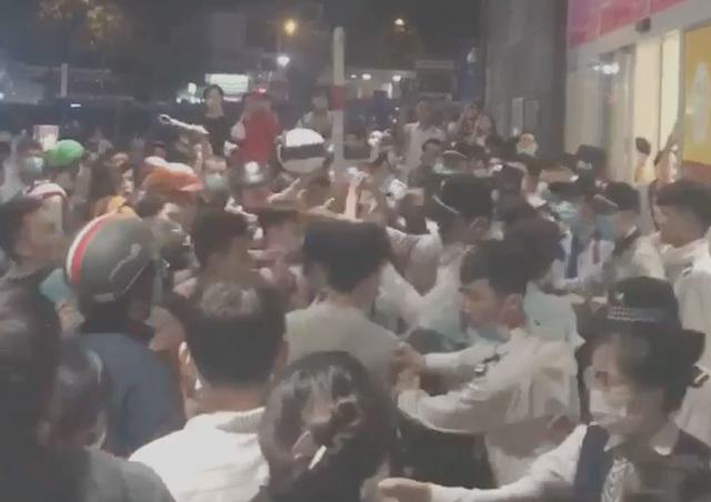 Clip: Loạn đả ở AEON Tân Phú, cảnh sát hình sự phải nổ súng-1