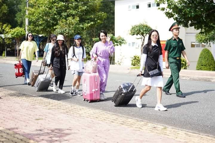 Diệu Nhi mang cả tóc giả đi nhập ngũ, khán giả than: Làm lố-1