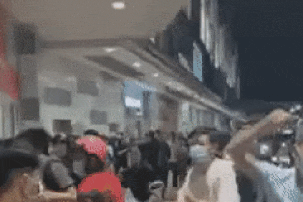 Clip: Loạn đả ở AEON Tân Phú, cảnh sát hình sự phải nổ súng