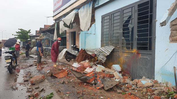 Xe container càn quét 7 nhà dân bên Quốc lộ 1, nhiều người thoát chết-6