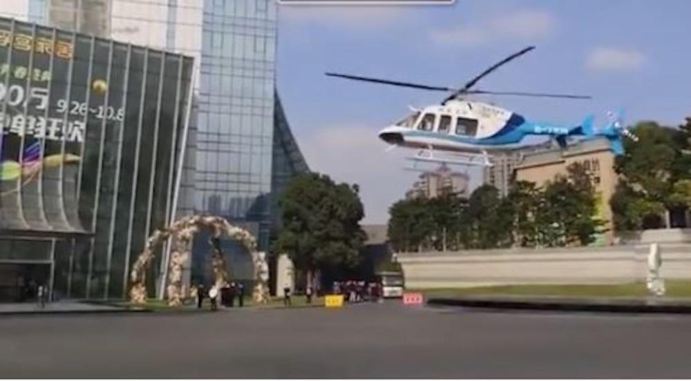 Đám cưới đi bằng trực thăng, cô dâu đeo vàng trĩu cổ gây sốt mạng xã hội-1