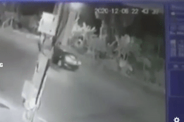 Clip: Đối đầu xe ô tô, 3 nam sinh bị hất tung lên trời rồi tiếp đất như 'diễn xiếc'