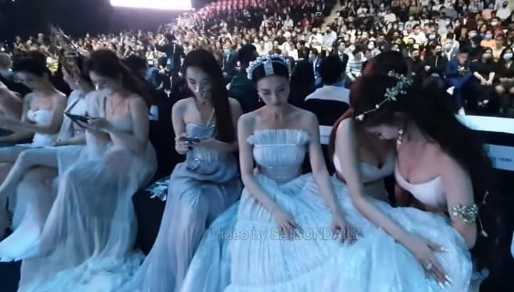 Ninh Dương Lan Ngọc, Minh Hằng giúp đồng nghiệp thoát cảnh lộ hàng-3