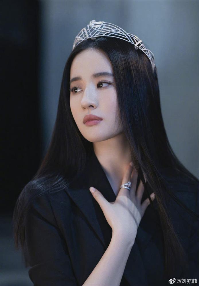 Lưu Diệc Phi: Mỹ nhân tụt dốc cả nhan sắc lẫn sự nghiệp trong năm 2020-7