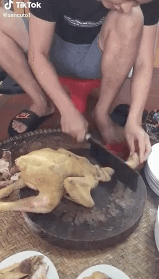 Chặt gà thôi mà thu hút hơn 5 triệu lượt xem, netizen sốc nặng vì thủ thuật ăn bớt siêu tinh vi?-1