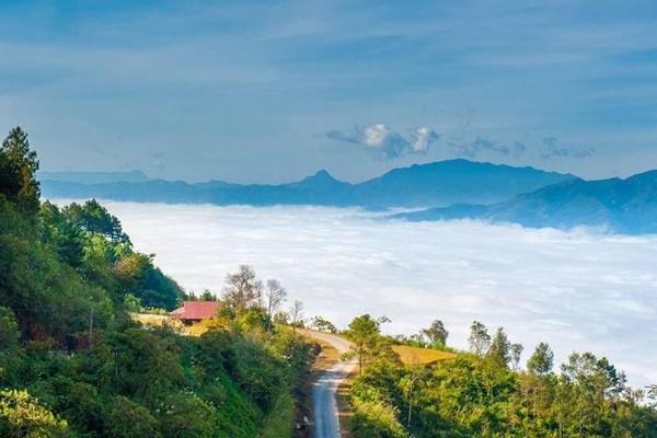 Biển mây như thác nước kỳ ảo ở Trung Quốc-1