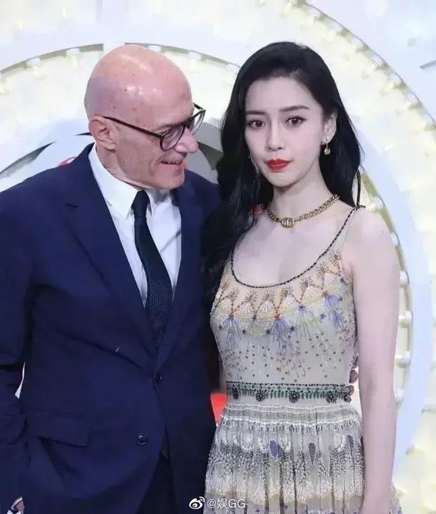 Rộ lên khoảnh khắc Angela Baby bị đối tác ngoại quốc nhìn chằm chặp, có hành động thái quá-1