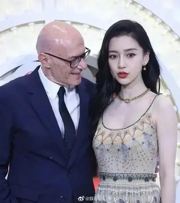 Rộ lên khoảnh khắc Angela Baby bị đối tác ngoại quốc nhìn chằm chặp, có hành động thái quá-2