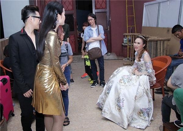 Nhã Phương nhận cơn mưa lời khen vì quá lễ phép với Lệ Quyên-8