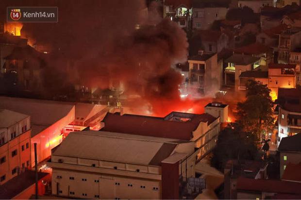 Cháy lớn tại nhà kho công ty dược phẩm Hà Tây, cột khói bốc cao hàng chục mét-1