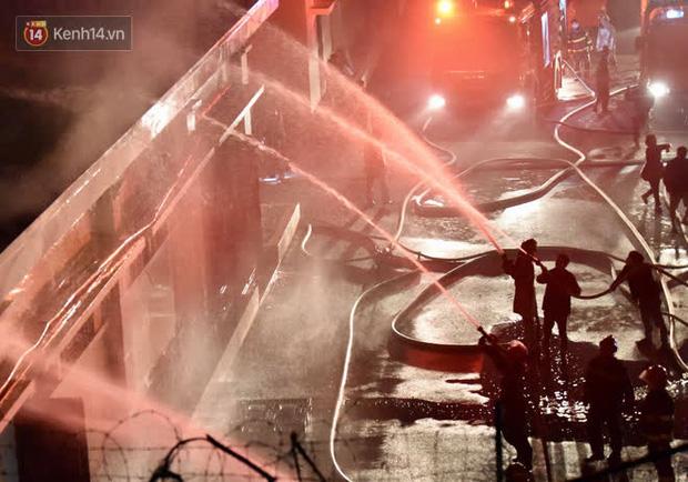 Cháy lớn tại nhà kho công ty dược phẩm Hà Tây, cột khói bốc cao hàng chục mét-3