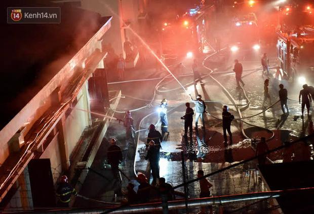 Cháy lớn tại nhà kho công ty dược phẩm Hà Tây, cột khói bốc cao hàng chục mét-4