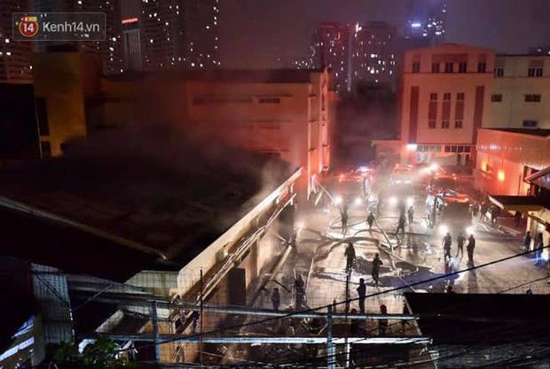 Cháy lớn tại nhà kho công ty dược phẩm Hà Tây, cột khói bốc cao hàng chục mét-8