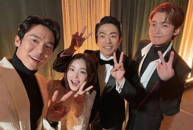 Netizen phẫn nộ cách đối xử thượng đẳng - hạ đẳng giữa diễn viên và Idols tại MAMA 2020-5