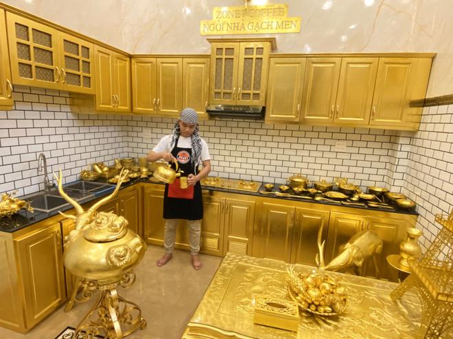 Lóa mắt trước ngôi nhà được dát vàng mọi ngóc ngách đến tận... bát ăn cơm-11