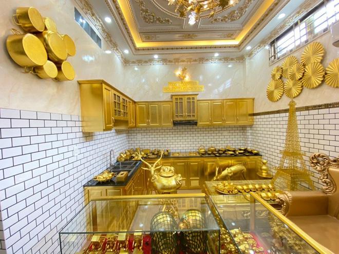 Lóa mắt trước ngôi nhà được dát vàng mọi ngóc ngách đến tận... bát ăn cơm-12