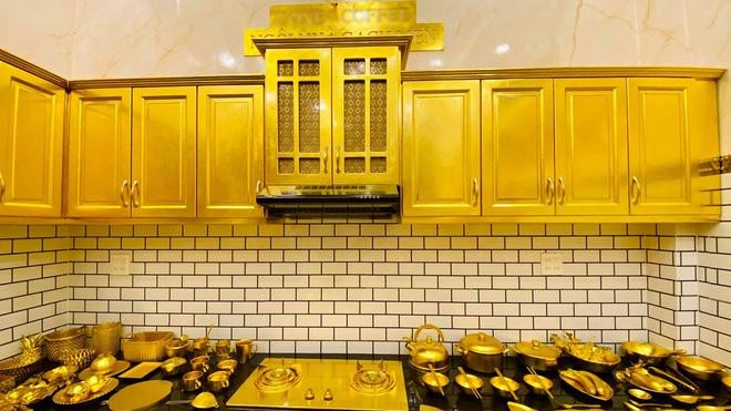 Lóa mắt trước ngôi nhà được dát vàng mọi ngóc ngách đến tận... bát ăn cơm-6