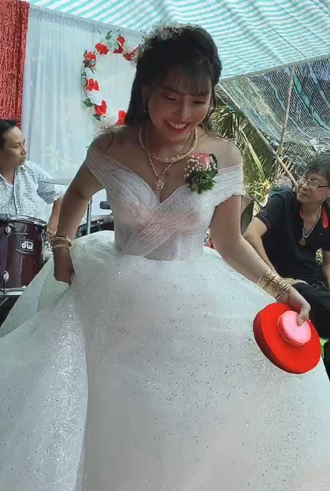 Thị Nở Quách Phượng khoe ảnh tái hôn, dân mạng săm soi số vàng hồi môn-7