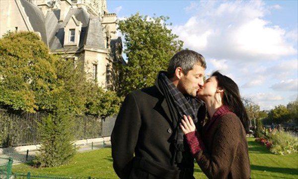 Cô gái hôn 100 trai lạ trên phố, cưới chồng xong phản ứng bất ngờ-1