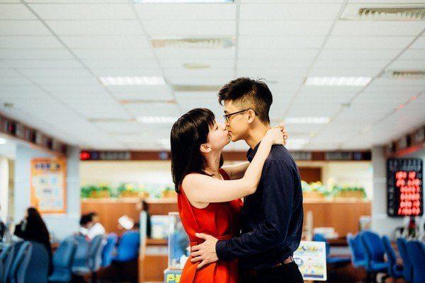 Cô gái hôn 100 trai lạ trên phố, cưới chồng xong phản ứng bất ngờ-4