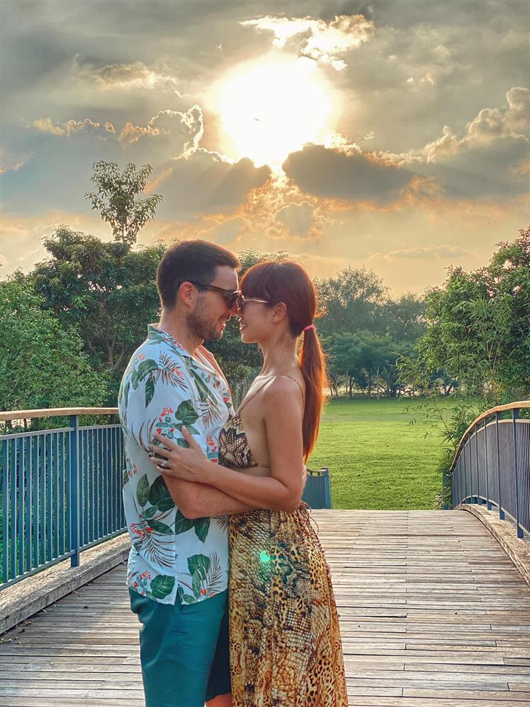 Siêu mẫu Hà Anh bị tán tỉnh ngay trên thảm đỏ dù đã có chồng-2