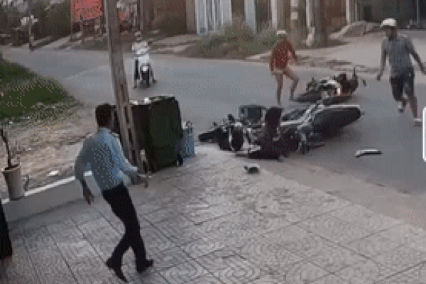 Clip: Gây tai nạn đã không xin lỗi, gã đàn ông còn hùng hổ đá tới tấp vào nữ sinh